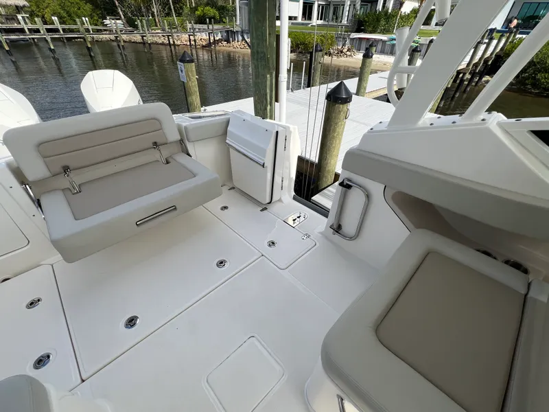 Slide: The Image of Boston Whaler 280 VANTAGE 2024 - 32