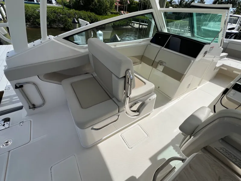 Slide: The Image of Boston Whaler 280 VANTAGE 2024 - 33