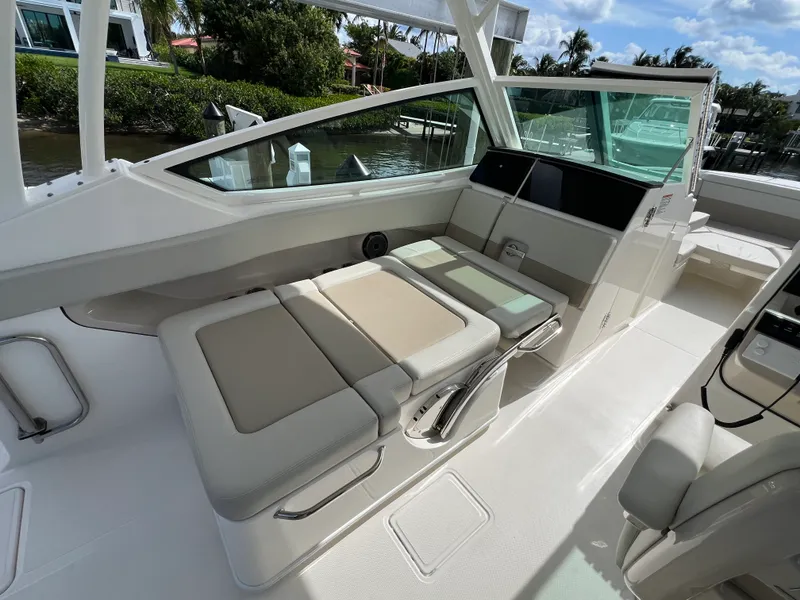 Slide: The Image of Boston Whaler 280 VANTAGE 2024 - 34