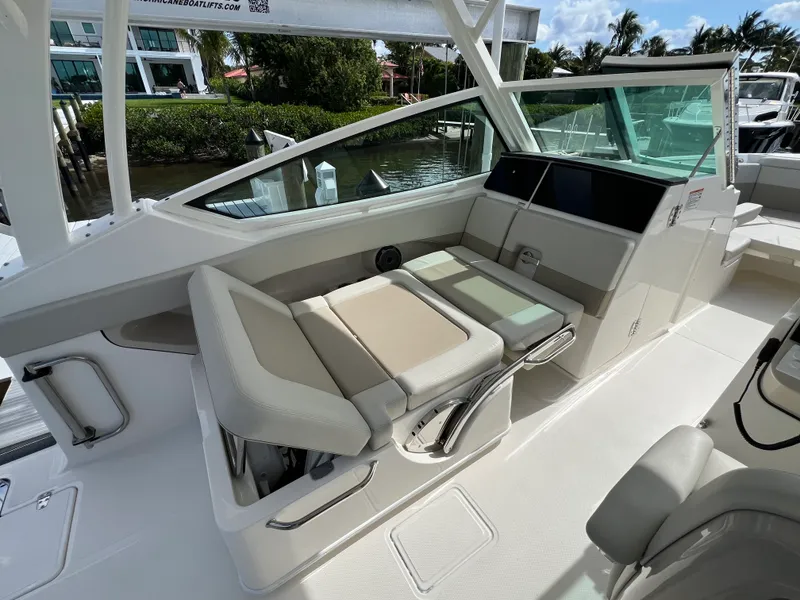 Slide: The Image of Boston Whaler 280 VANTAGE 2024 - 35