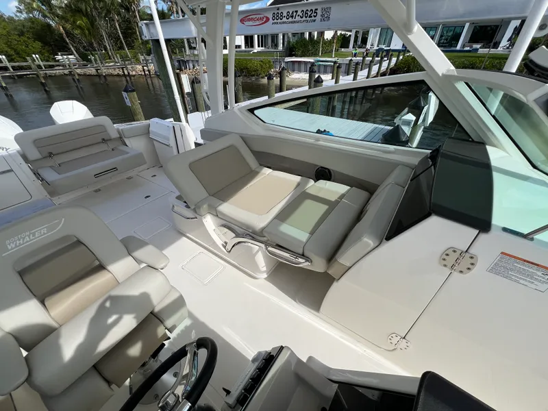 Slide: The Image of Boston Whaler 280 VANTAGE 2024 - 36