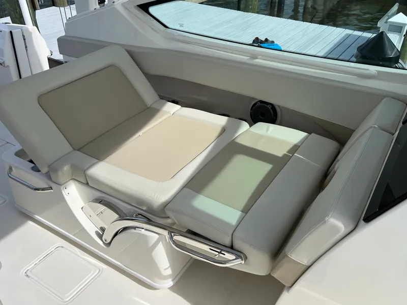 Slide: The Image of Boston Whaler 280 VANTAGE 2024 - 37