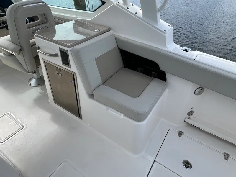 Slide: The Image of Boston Whaler 280 VANTAGE 2024 - 38