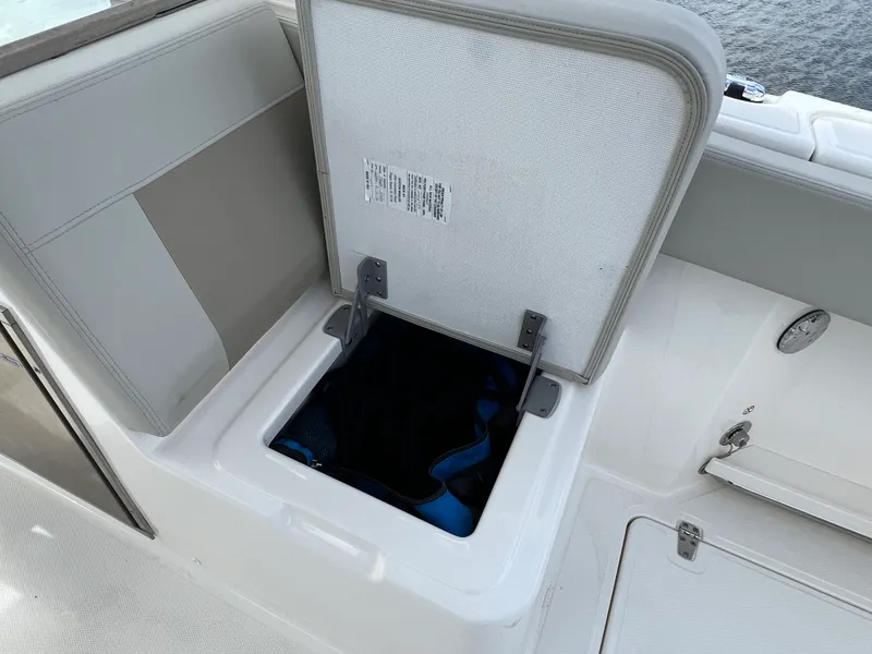 Slide: The Image of Boston Whaler 280 VANTAGE 2024 - 39