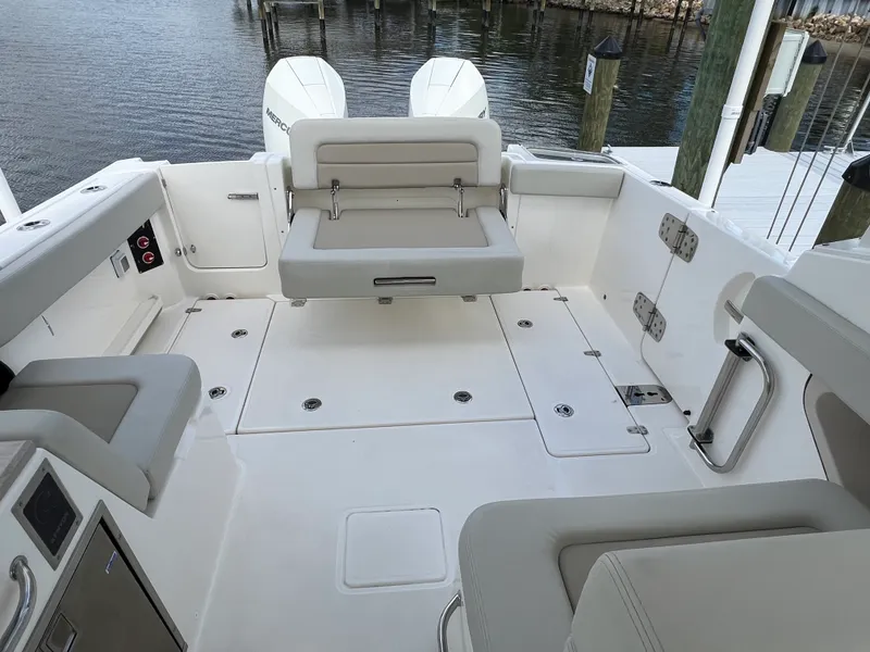 Slide: The Image of Boston Whaler 280 VANTAGE 2024 - 40
