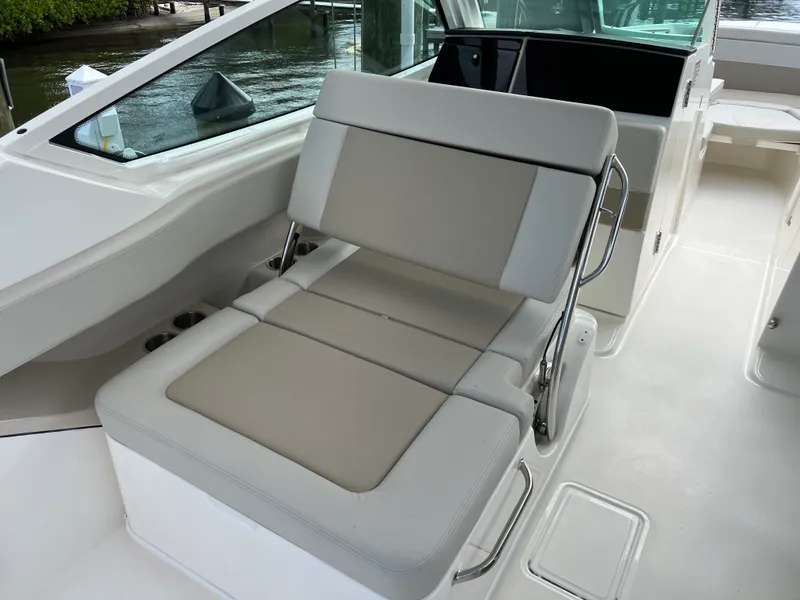 Slide: The Image of Boston Whaler 280 VANTAGE 2024 - 42