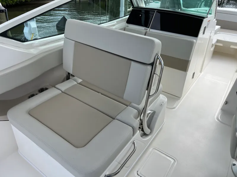 Slide: The Image of Boston Whaler 280 VANTAGE 2024 - 43