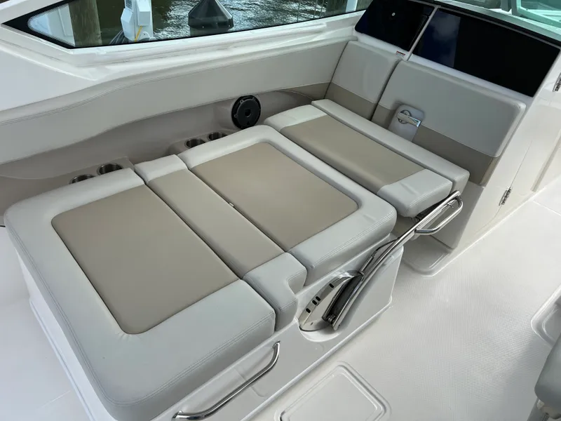 Slide: The Image of Boston Whaler 280 VANTAGE 2024 - 45