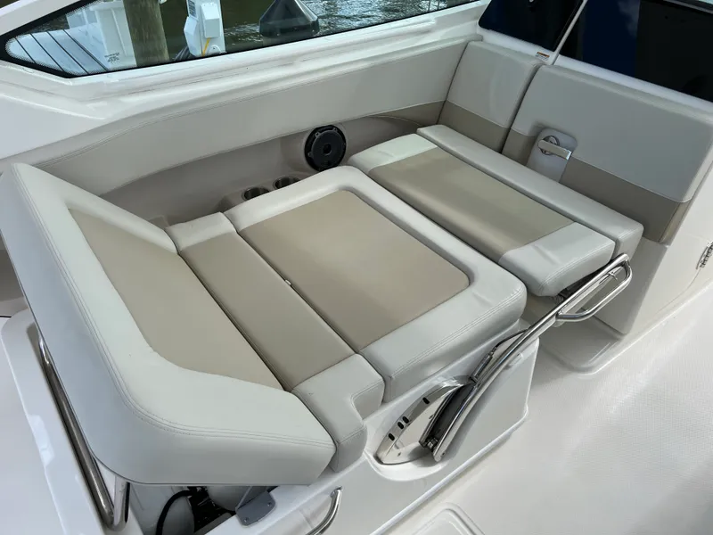 Slide: The Image of Boston Whaler 280 VANTAGE 2024 - 46
