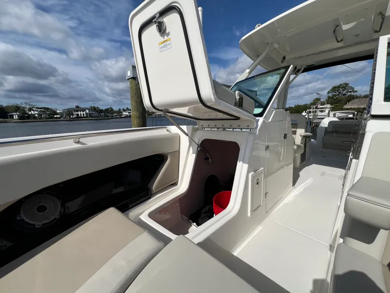 Slide: The Image of Boston Whaler 280 VANTAGE 2024 - 8