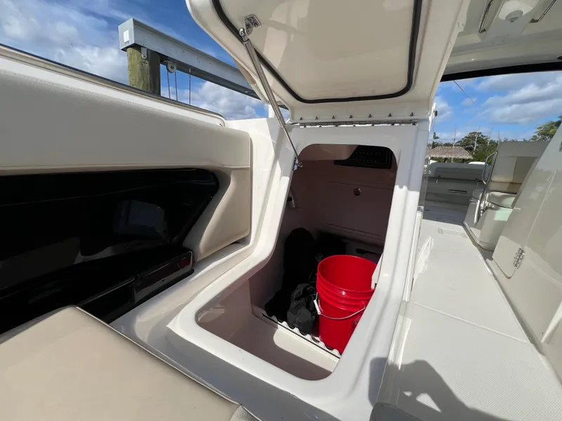Slide: The Image of Boston Whaler 280 VANTAGE 2024 - 9