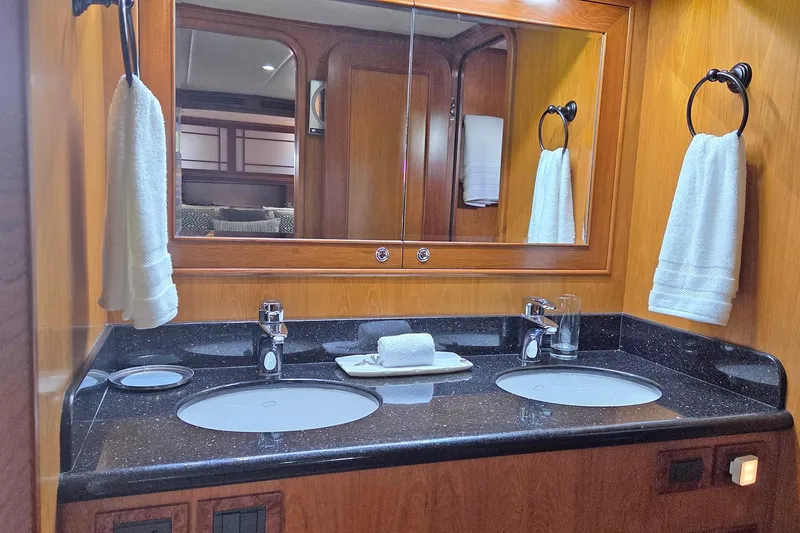 Slide: The Image of Outer Reef 650 Motoryacht 2008 - 18