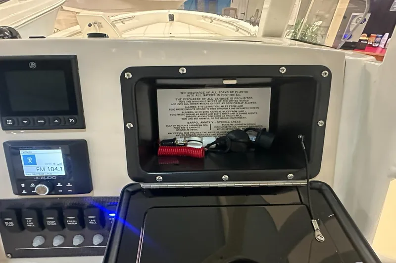 Slide: The Image of Boston Whaler 250 Dauntless 2026 - 13