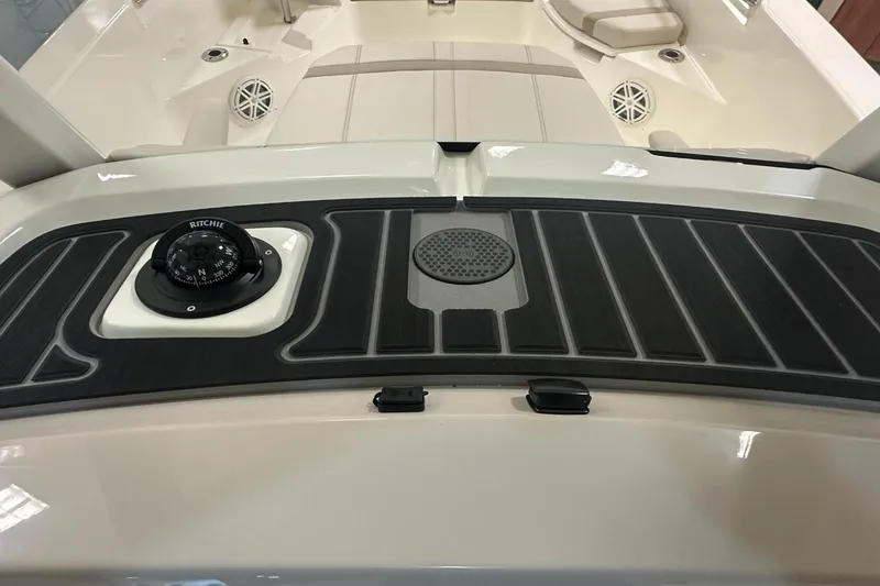 Slide: The Image of Boston Whaler 250 Dauntless 2026 - 14