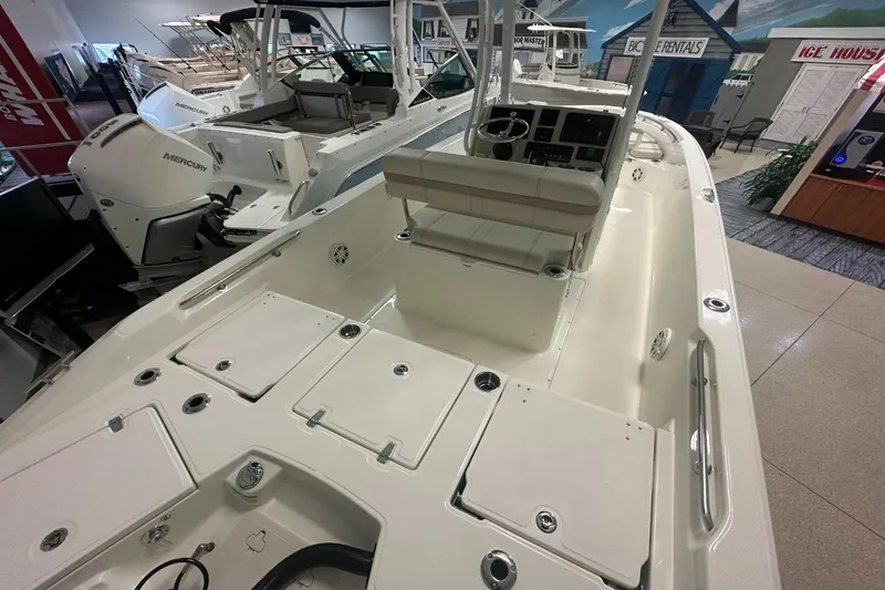 Slide: The Image of Boston Whaler 250 Dauntless 2026 - 4