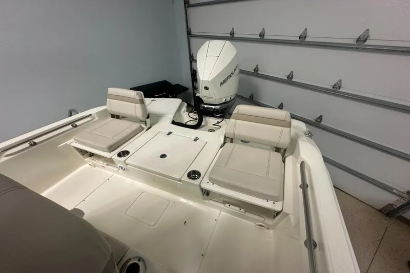 Slide: The Image of Boston Whaler 250 Dauntless 2026 - 8