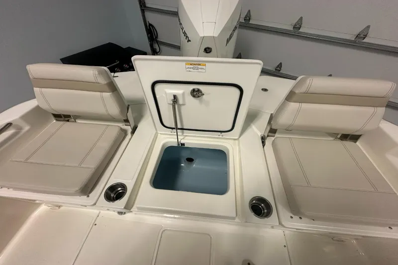 Slide: The Image of Boston Whaler 250 Dauntless 2026 - 9