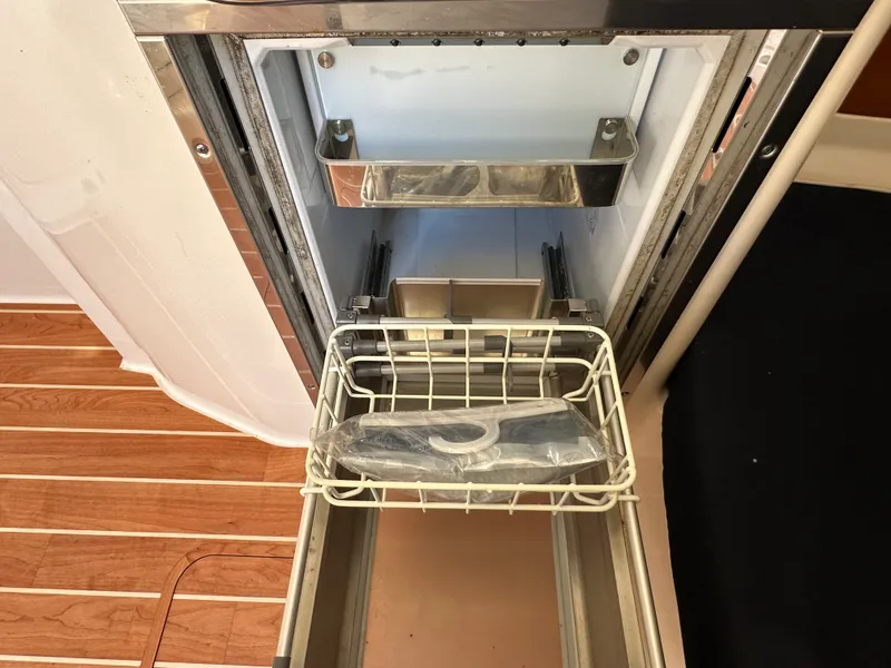 Slide: The Image of Grady-White 376 CANYON 2021 - 60