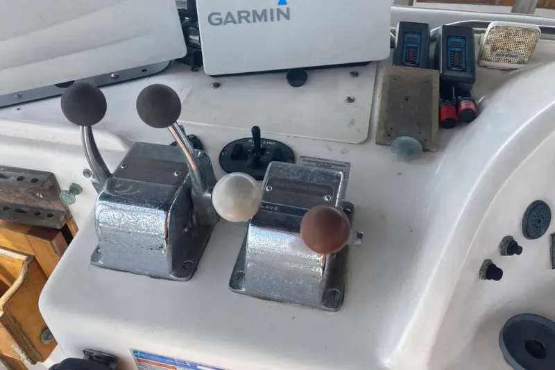 Slide: The Image of Island Gypsy 40 Motor Yacht 1986 - 18