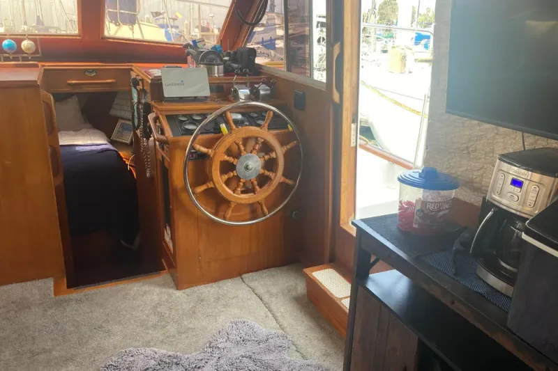 Slide: The Image of Island Gypsy 40 Motor Yacht 1986 - 21