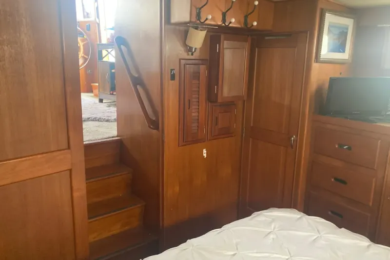 Slide: The Image of Island Gypsy 40 Motor Yacht 1986 - 36