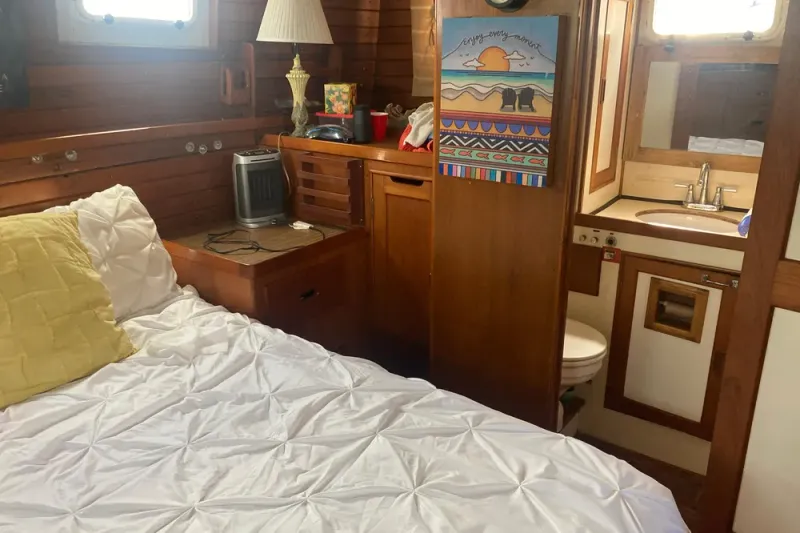 Slide: The Image of Island Gypsy 40 Motor Yacht 1986 - 38