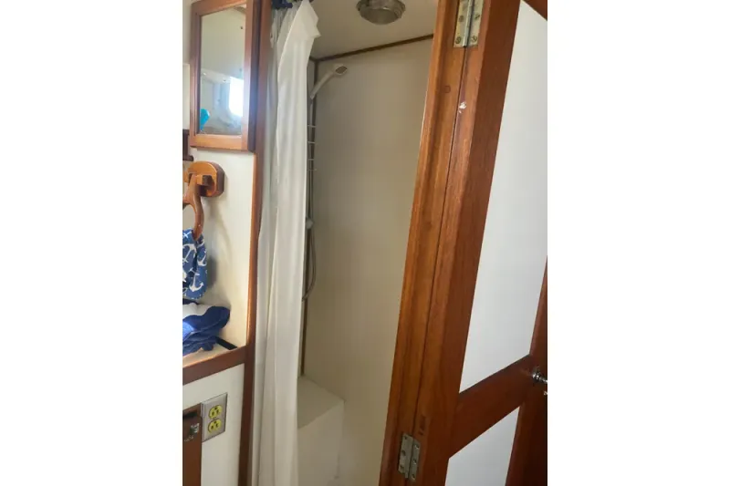 Slide: The Image of Island Gypsy 40 Motor Yacht 1986 - 40