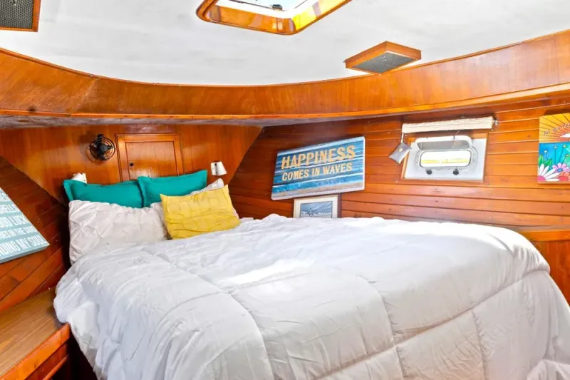 Slide: The Image of Island Gypsy 40 Motor Yacht 1986 - 41