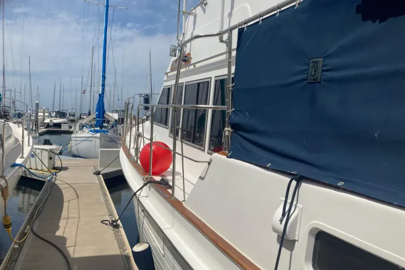 Slide: The Image of Island Gypsy 40 Motor Yacht 1986 - 5