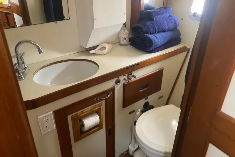 Slide: The Image of Island Gypsy 40 Motor Yacht 1986 - 43