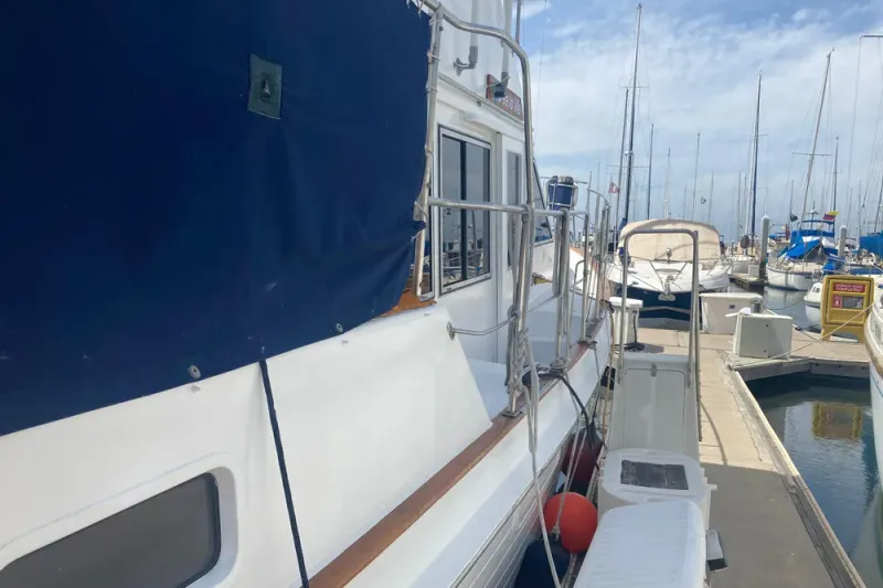Slide: The Image of Island Gypsy 40 Motor Yacht 1986 - 4