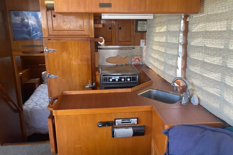 Slide: The Image of Island Gypsy 40 Motor Yacht 1986 - 28