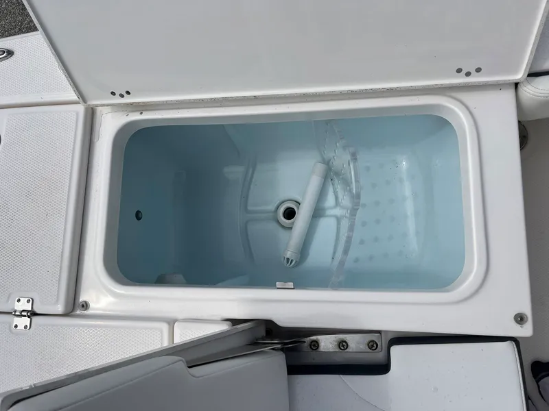 Slide: The Image of Robalo 226 Cayman 2024 - 11