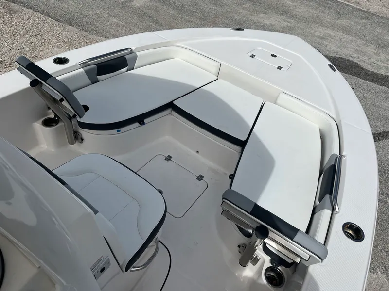 Slide: The Image of Robalo 226 Cayman 2024 - 13