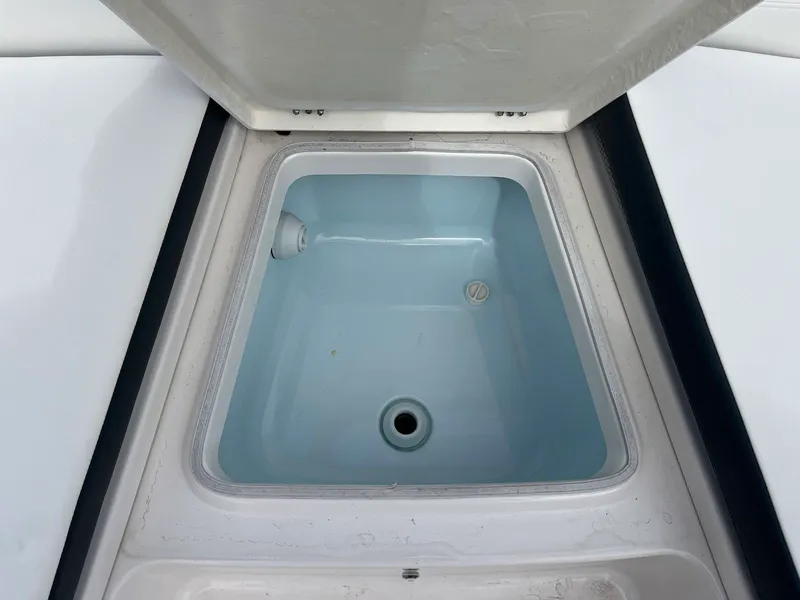 Slide: The Image of Robalo 226 Cayman 2024 - 15