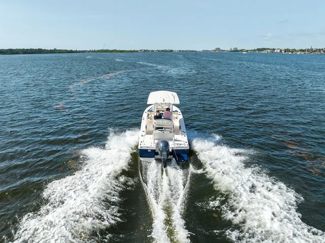 Slide: The Image of Robalo 226 Cayman 2024 - 28