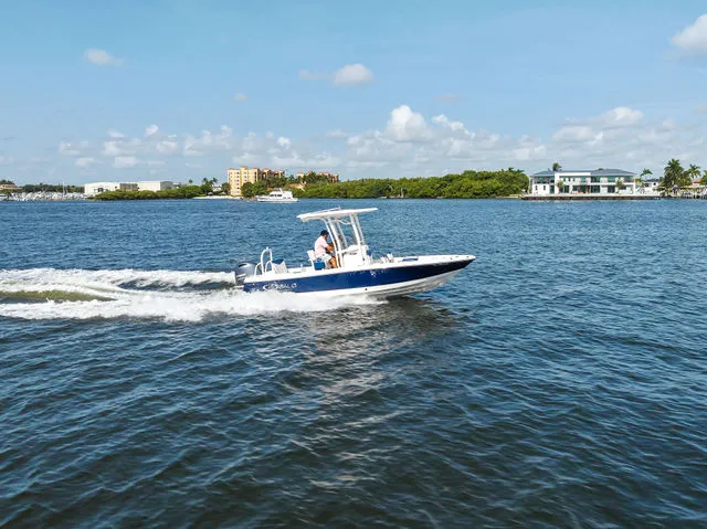 Slide: The Image of Robalo 226 Cayman 2024 - 30