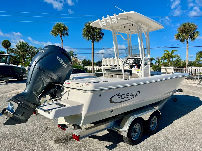 Slide: The Image of Robalo 226 Cayman 2024 - 6
