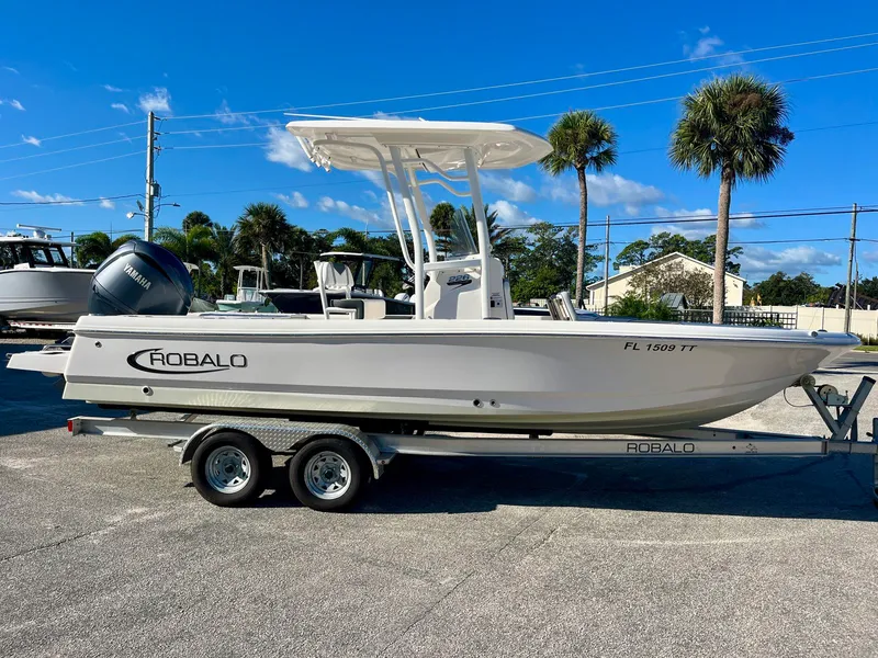 Slide: The Image of Robalo 226 Cayman 2024 - 7