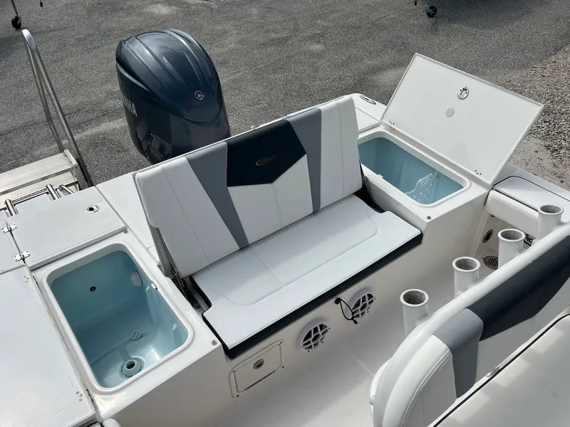 Slide: The Image of Robalo 226 Cayman 2024 - 9