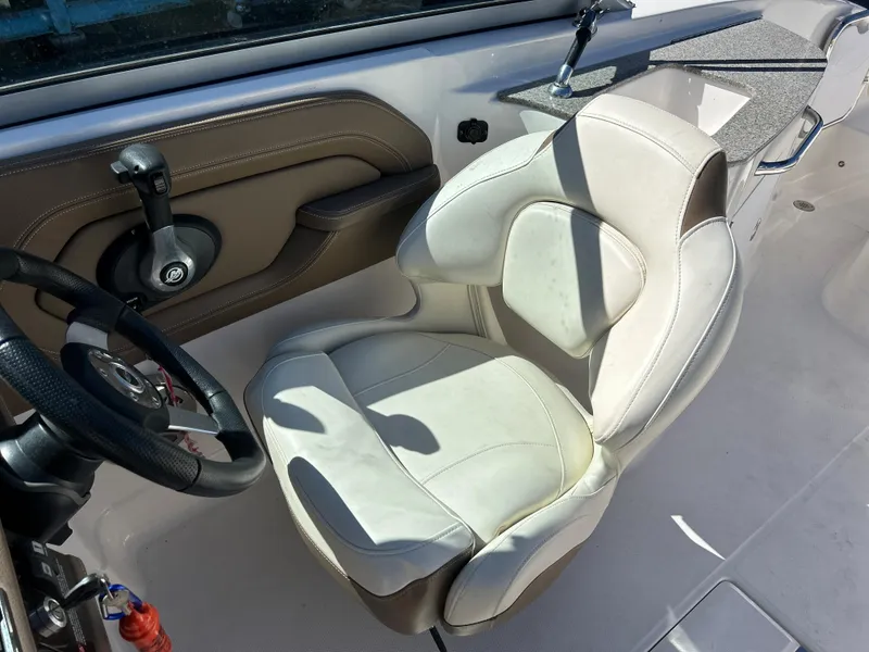 Slide: The Image of Captain's seat of a 2014 Chaparral Sunesta 244 boat. - 37