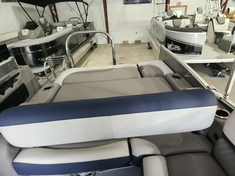 Slide: The Image of Tahoe Cascade 2385 Versatile Rear Bench 2024 - 12