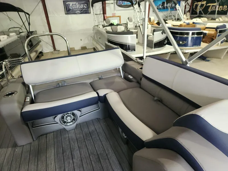 Slide: The Image of Tahoe Cascade 2385 Versatile Rear Bench 2024 - 15