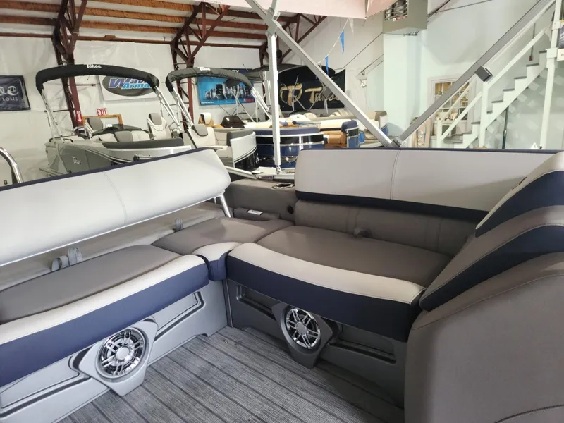 Slide: The Image of Tahoe Cascade 2385 Versatile Rear Bench 2024 - 6