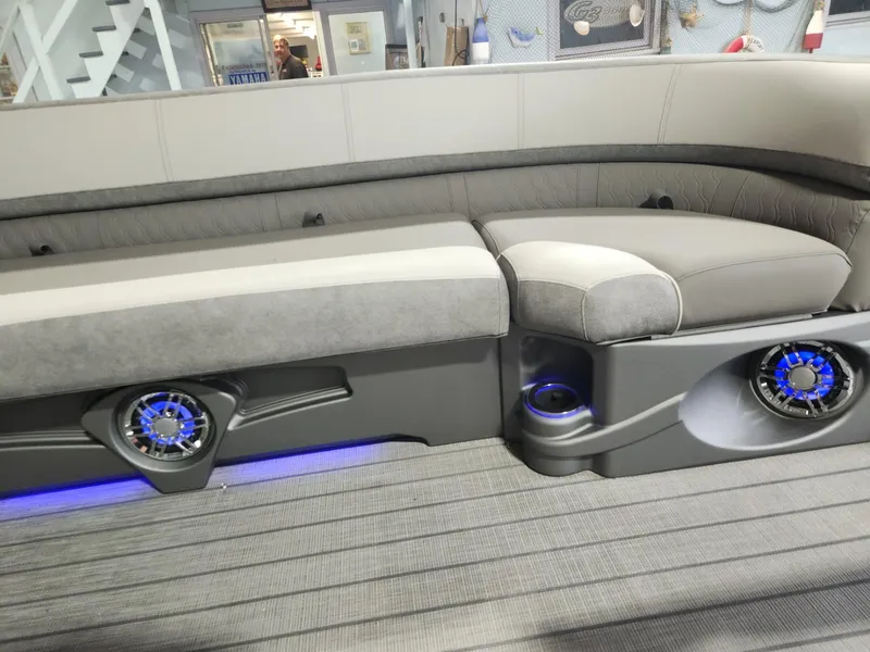 Slide: The Image of Tahoe Cascade 2585 Elite 2024 - 8