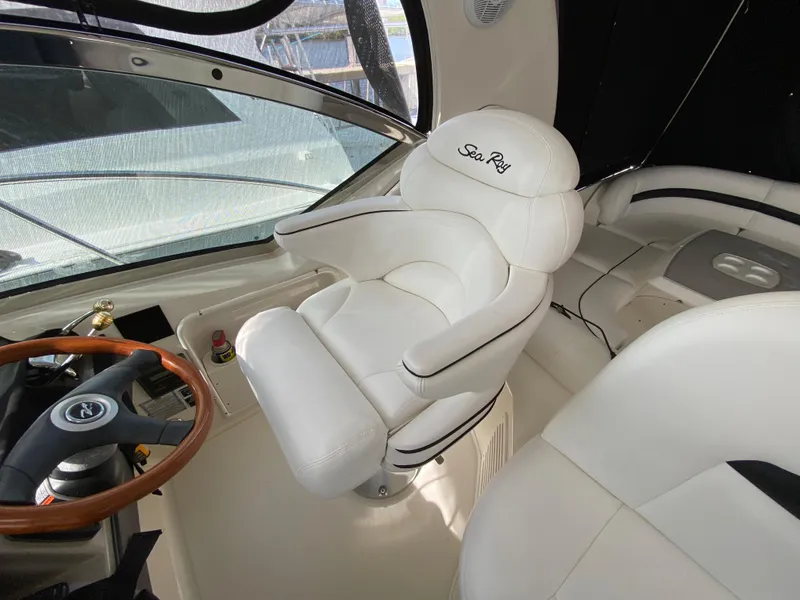 Slide: The Image of Captain's chair in 2006 Sea Ray Sundancer 44 yacht cockpit. - 17