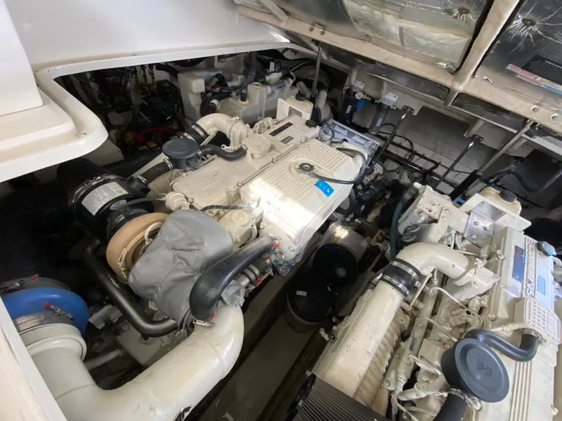 Slide: The Image of Engine room of a 2006 Sea Ray Sundancer 44 yacht. - 32