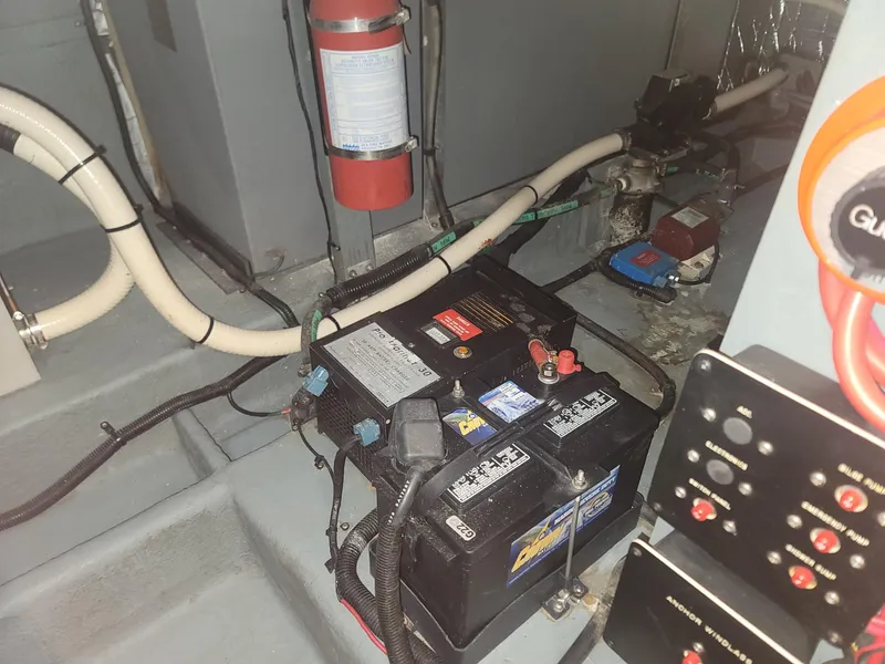 Slide: The Image of Battery compartment of a 1992 Sea Ray 330 Sundancer boat with fire extinguisher. - 45