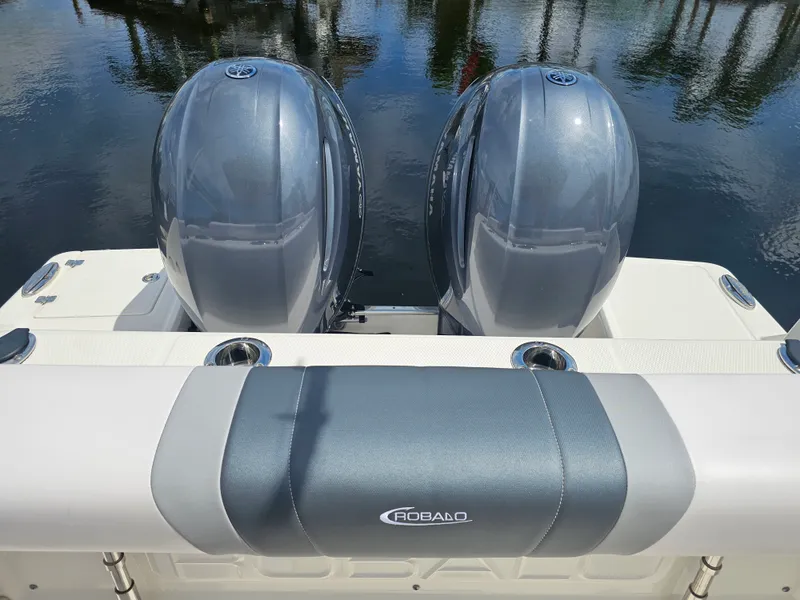 Slide: The Image of Robalo R272 2020 - 11