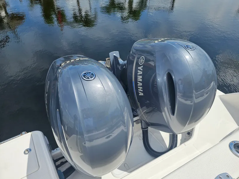 Slide: The Image of Robalo R272 2020 - 12